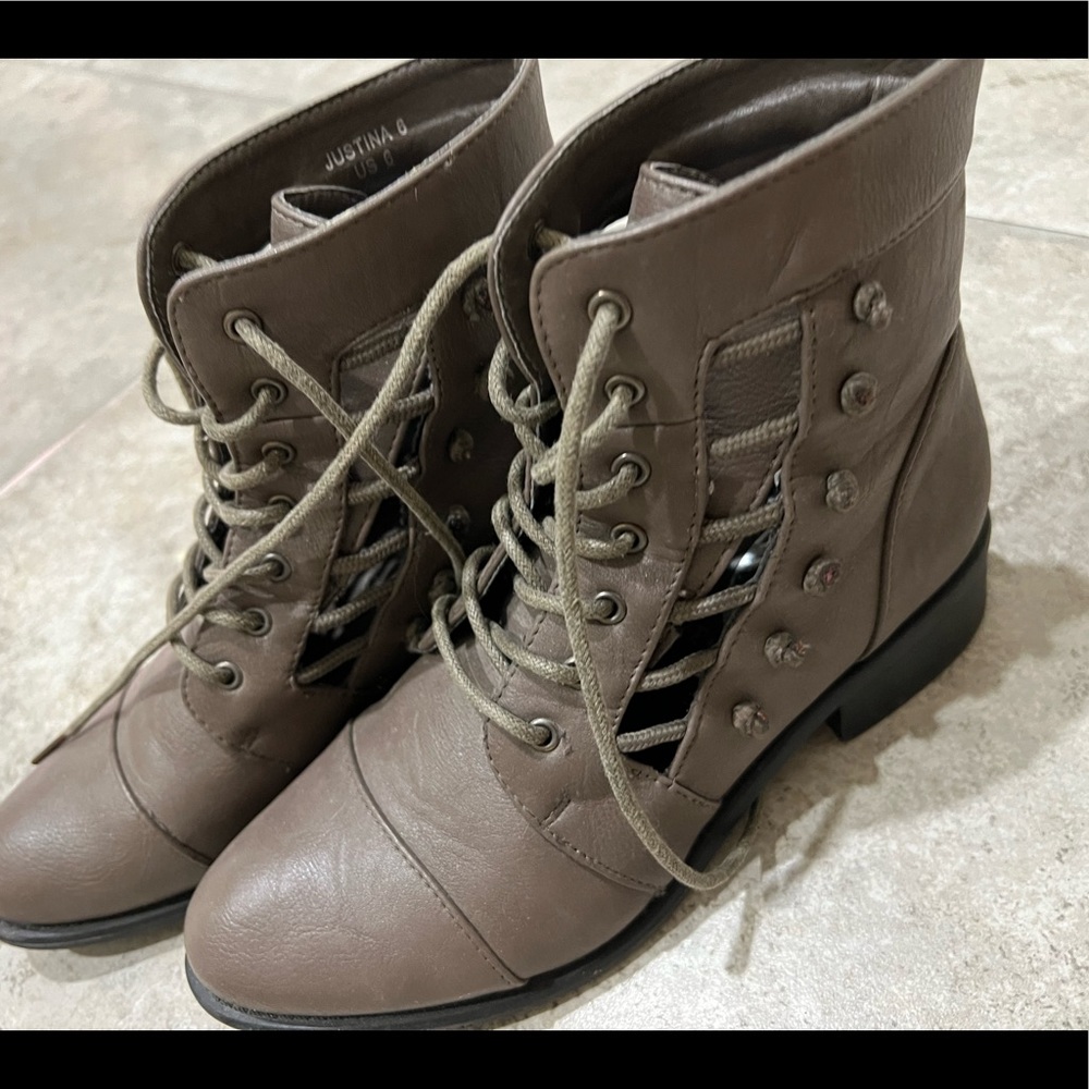 👢
